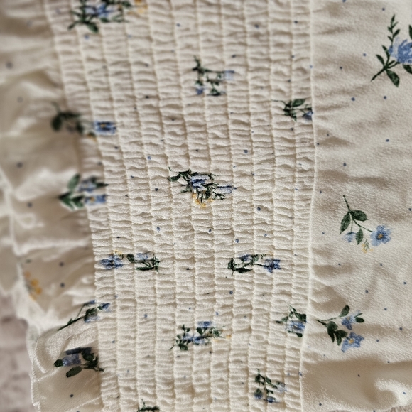 3/$25 🆕 Streetwear Society White with Blue Flowers Deep V Crop Top sz Large - Picture 6 of 6